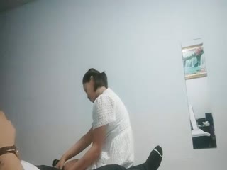 小萌不干活_老哥足疗店勾搭大奶子甜美妹子带回房间捏奶抱起来操  