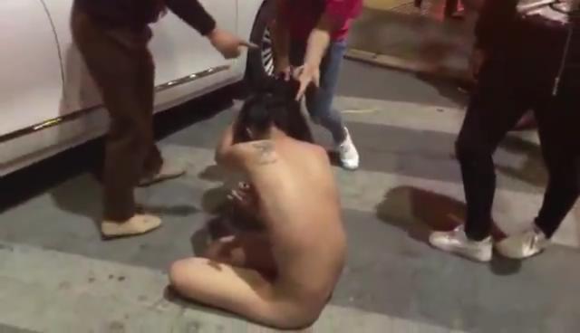 暴力抓小三！当街扒光下小三衣服一顿毒打!  