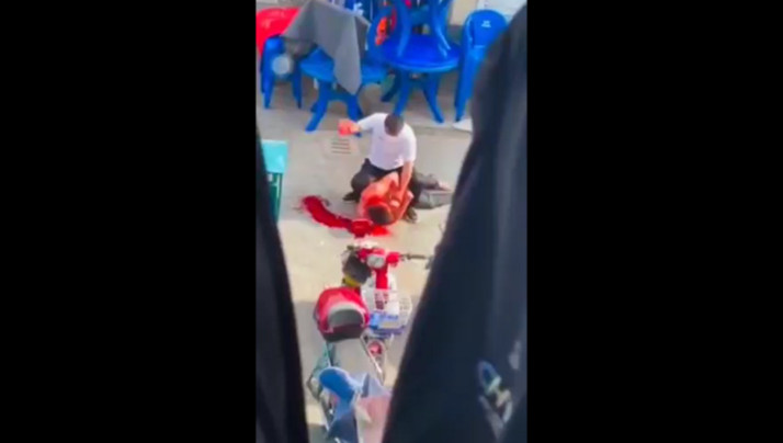 发生什幺事头都打爆了  