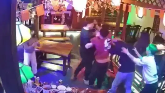 互相看不顺眼直接开打  