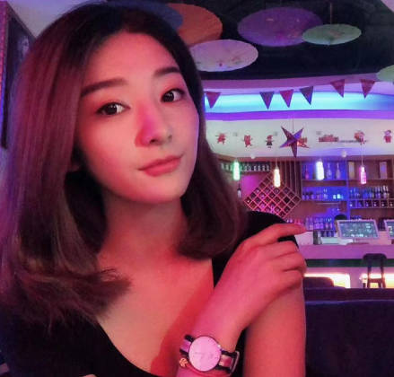海角社区 姨父和姨在客厅看电视我在房间里疯狂日表姐
