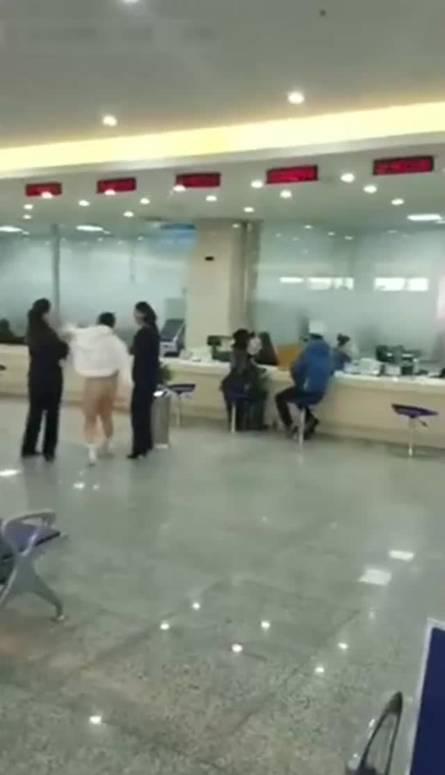 【12 11惊天大瓜】吉林行政审批大厅惊爆“脱衣门”！