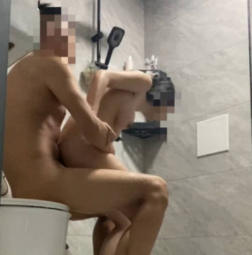 海角社区 趁姐姐洗澡强行进入卫生间