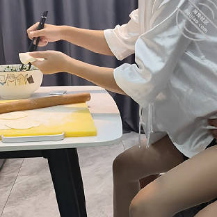 海角社区 妈妈一边包饺子一边坐我的鸡巴上扭动身体