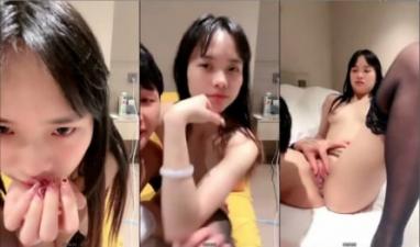 酒店里面和年轻长发女友玩穴，白虎嫩逼蝴蝶逼 舌头挑逗无套打桩机 