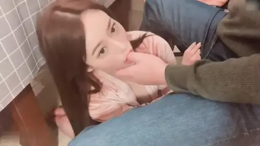 美艳御姐对镜自拍遭狂热粉丝后入   镜前淫语娇喘全程录影