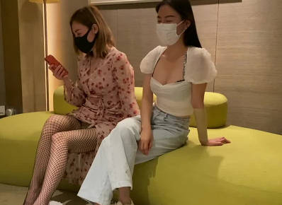 约会两个超骚御姐玩双飞-【斯文禽兽】