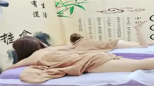 按摩店趣事肤白貌美大白腿激情4P