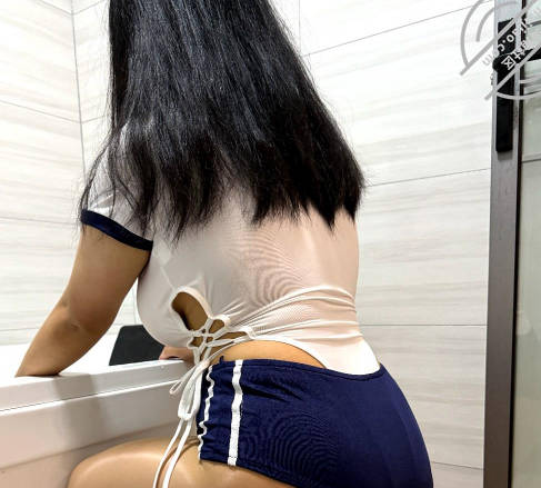 海角社区 日系服饰妹妹水中自慰后射之