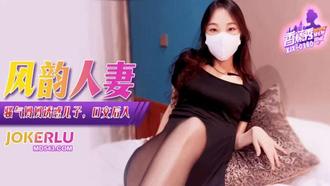 XJX-360【香蕉秀】 骚气妈妈诱惑儿子，口交后入 香蕉传媒