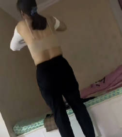 海角社区 老妈买新衣回来试穿给我看