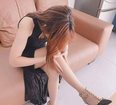 海角社区 嫂子网贷逾期一天着急用钱趁机玩弄嫂子把她操到叫老公