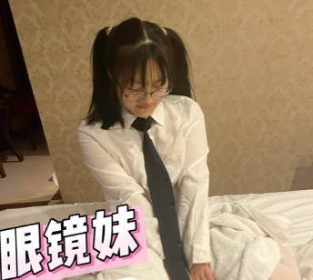 麻豆映画传媒・大奶女高中生逃学约会校外男友・深情小吕布