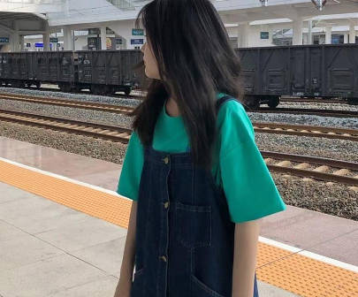 海角社区 让18岁的小妹妹穿上半腿袜一起多人5P