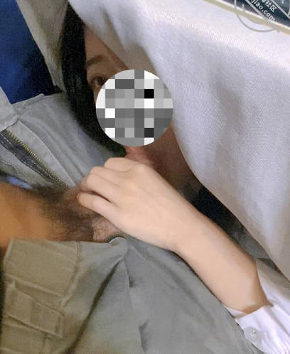 海角社区 妹妹餐桌下舔食哥哥的肉棒
