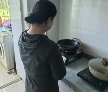 海角社区 让姐姐给我吃好几天没洗的鸡吧把姐姐给恶心后操了她