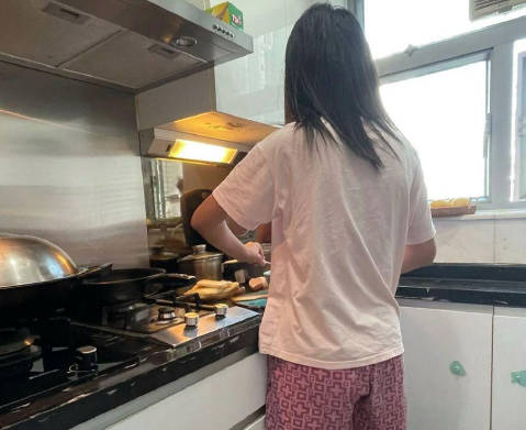 海角社区 姐姐在打扫卫生姐夫在卧室打王者忍不住强上了姐姐